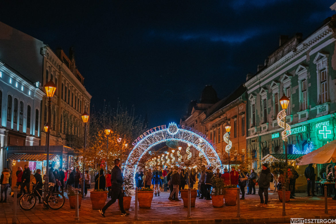 Ünnepi díszben várja Magyarország első városa a látogatókat adventkor